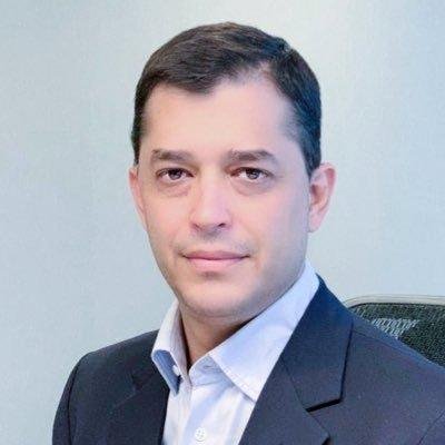 Profissional de negócios em traje formal, representando crescimento e inovação no setor de aceleração comercial.