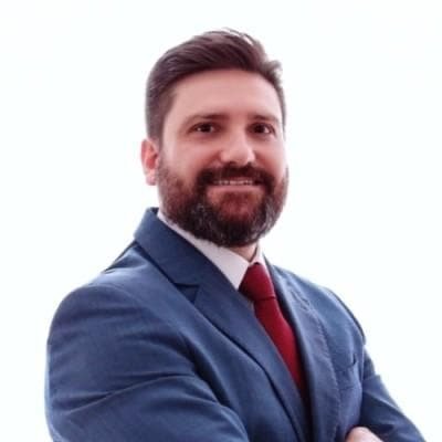 Profissional de negócios confiante e bem vestido, representando o Acelerador Comercial, especializada em impulsionar vendas e crescimento empresarial no mercado português.