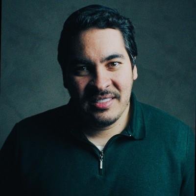 Profissional de negócios em perfil de rosto, promovendo estratégias de aceleração comercial e crescimento de vendas, voltado para empresários e equipes de vendas.