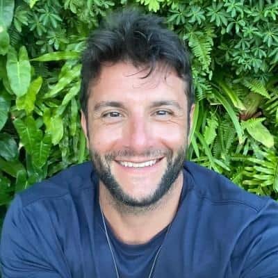 Profissional sorridente com fundo de vegetação, representando crescimento e sucesso em estratégias de aceleração comercial.