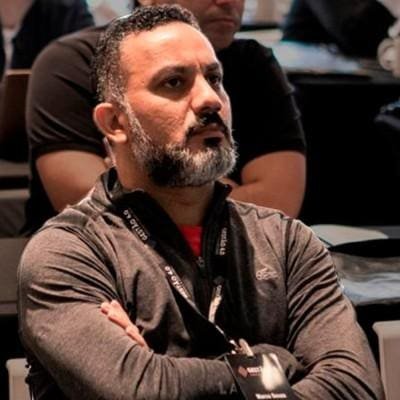 Homem assistindo a palestra no Acelerador Comercial, evento de formação e crescimento de equipes de vendas, focado em estratégias de marketing, vendas e desenvolvimento de negócios.