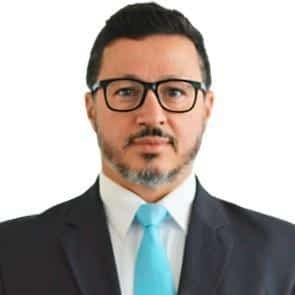 Profissional de negócios vestindo fato e gravata, representando o Acelerador Comercial, programa de desenvolvimento de vendas e estratégias comerciais.